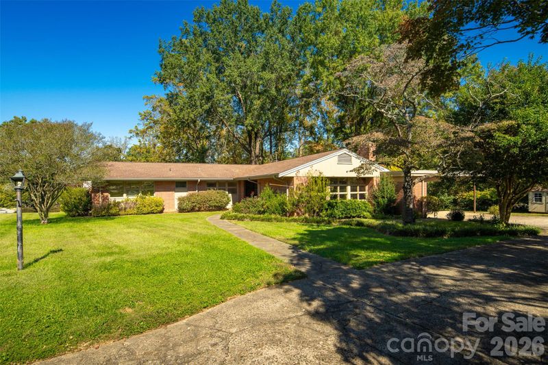 160 17th Ave NW, Hickory, NC 28601