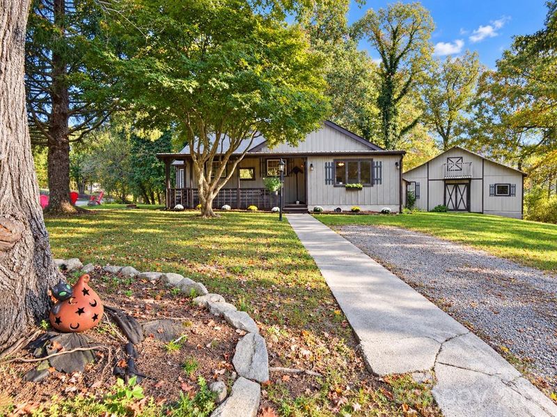 62 Hughey Dr, Mills River, NC 28759