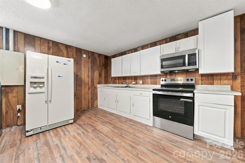 1202 Airport Rhodhiss Rd, Hickory, NC 28601