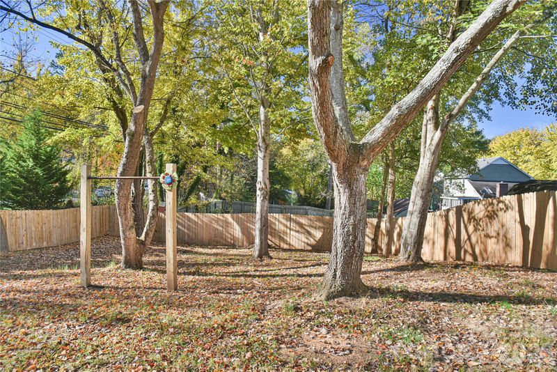 4 Knoll Ridge Dr, Asheville, NC 28804