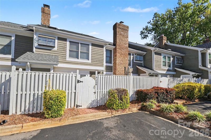 8206 Legare Ct, Charlotte, NC 28210