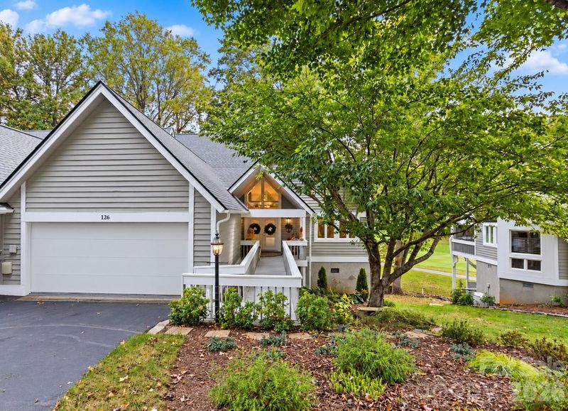 126 Overlook Dr, Flat Rock, NC 28731