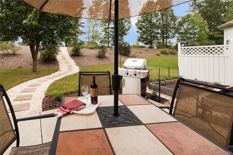 3332 Daniel Place Dr, Charlotte, NC 28213
