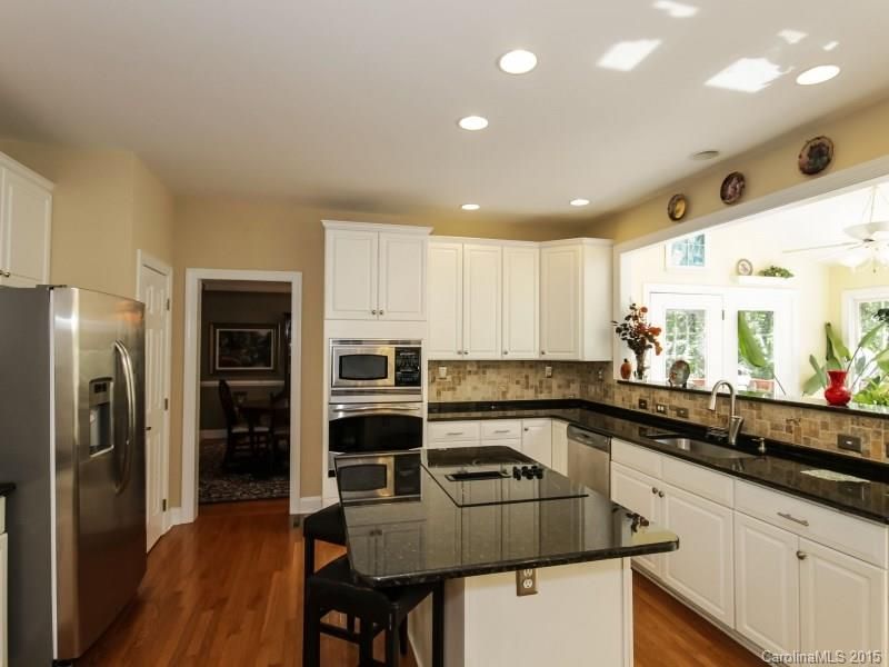 1718 Reverdy Oaks Dr, Matthews, NC 28105