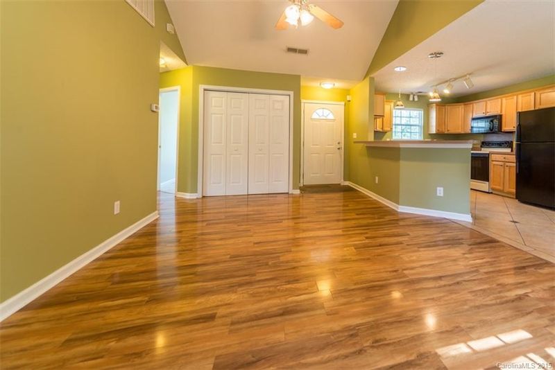 916 Ravendale Dr, Charlotte, NC 28216