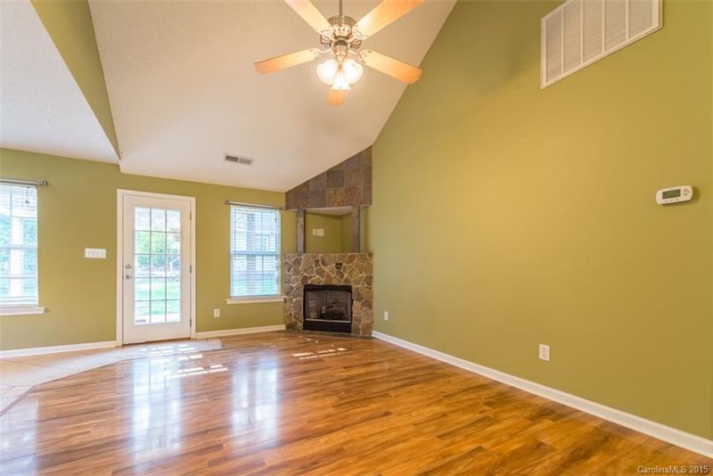916 Ravendale Dr, Charlotte, NC 28216