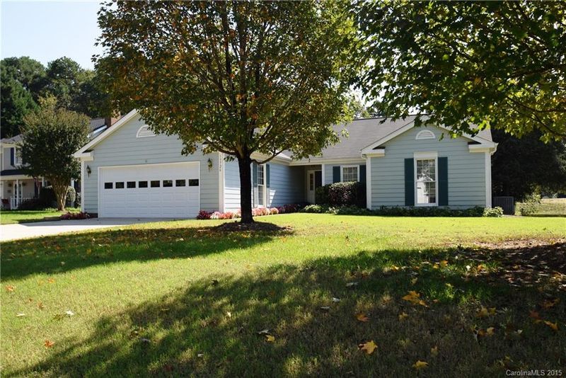 13726 Strathaven Dr, Matthews, NC 28105