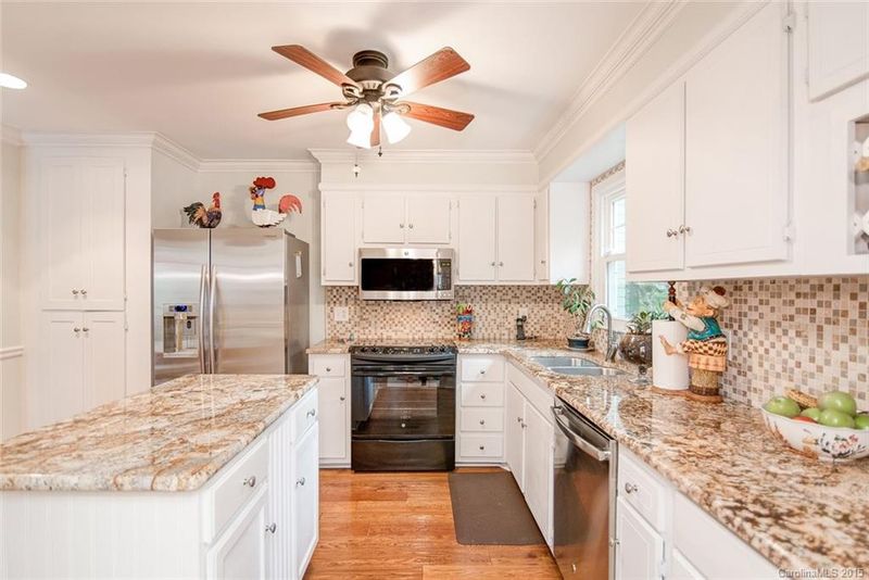9106 Sardis Forest Dr, Charlotte, NC 28270