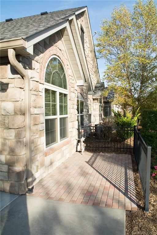 880 Ledgestone Ct, Tega Cay, SC 29708