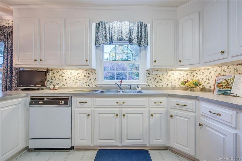1149 Nottingham Dr, Gastonia, NC 28054