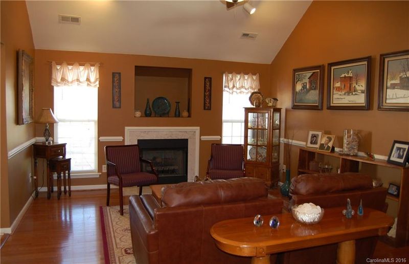 807 White Oak Ln, Matthews, NC 28104
