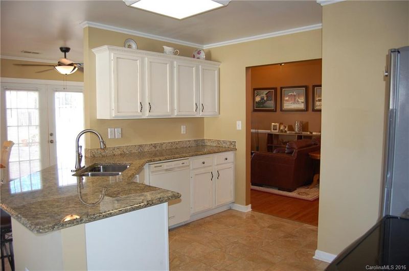 807 White Oak Ln, Matthews, NC 28104