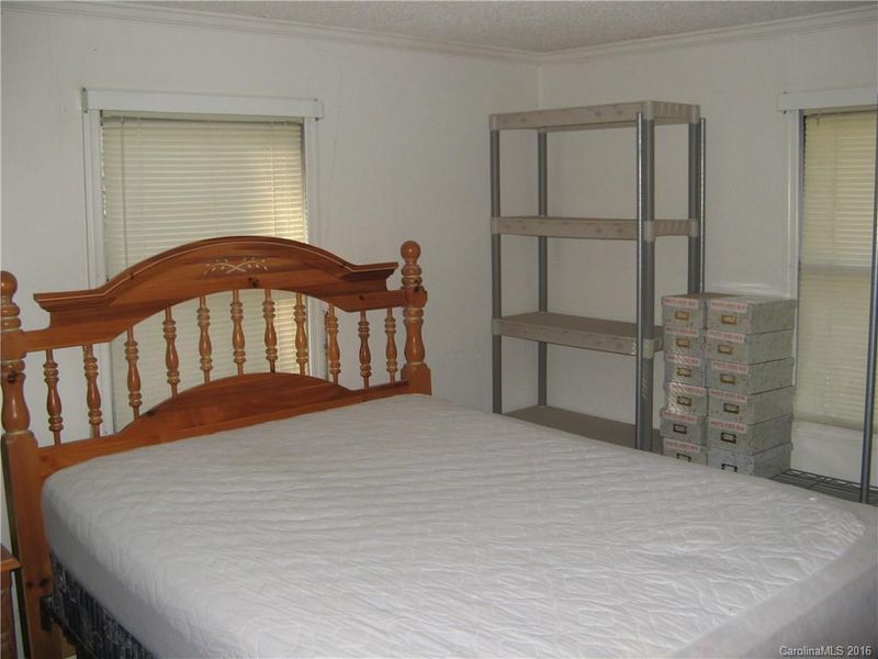 1009 Laurel Ln, Gastonia, NC 28054