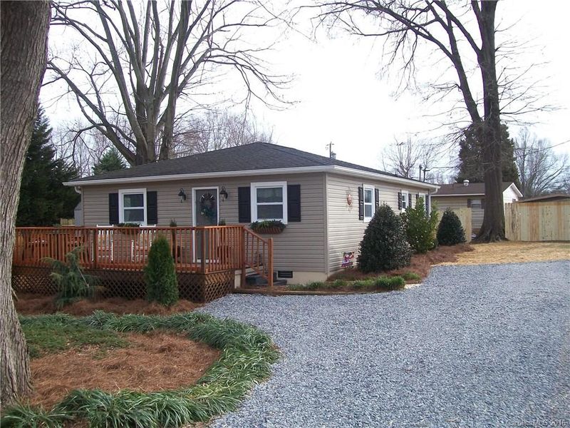 133 S Pine St, Lowell, NC 28098