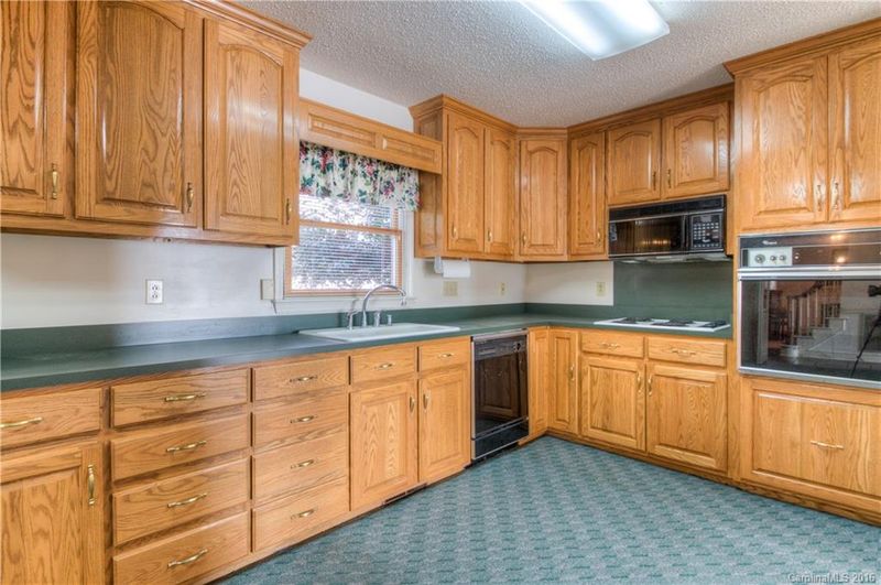 5501 Shoreview Dr, Concord, NC 28025