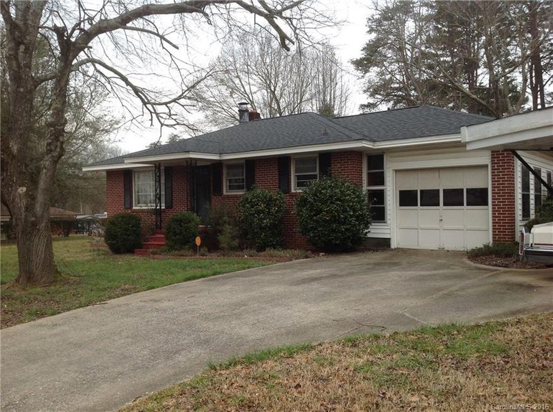 1096 Hillcrest St, Cherryville, NC 28021