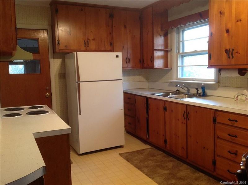 1096 Hillcrest St, Cherryville, NC 28021