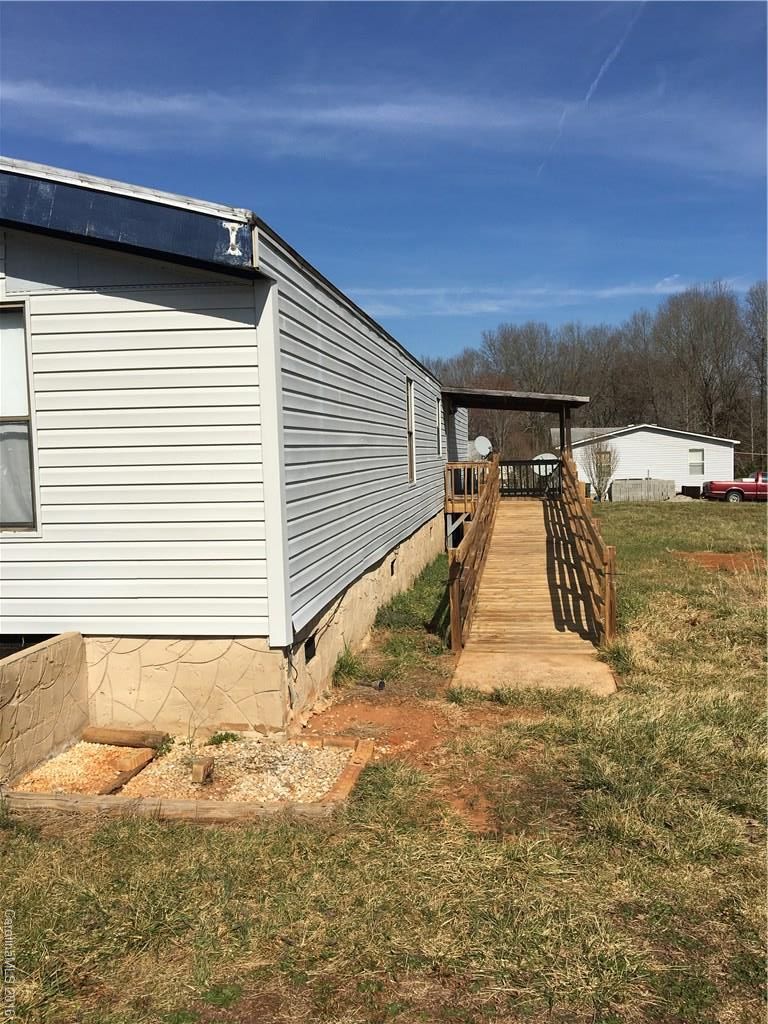 214 Falconview Rd, Lincolnton, NC 28092