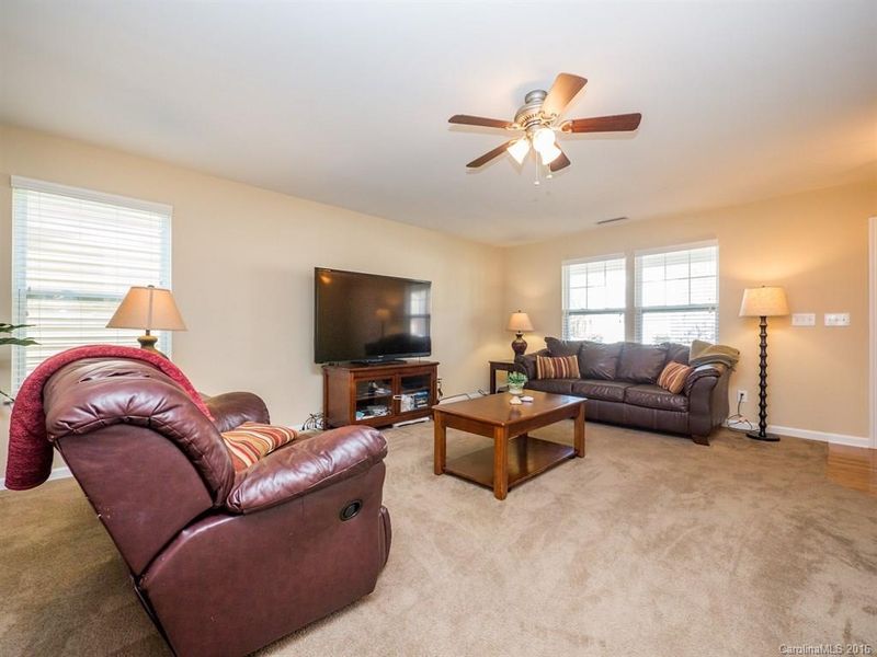 15701 Lakepoint Forest Dr, Charlotte, NC 28278