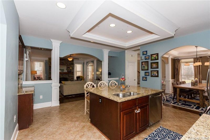 1316 Gainsborough Dr, Matthews, NC 28104