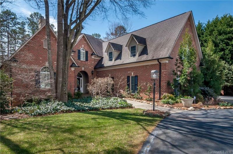 6001 Fox Crossing Dr, Charlotte, NC 28216