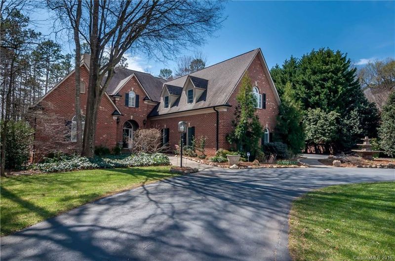 6001 Fox Crossing Dr, Charlotte, NC 28216