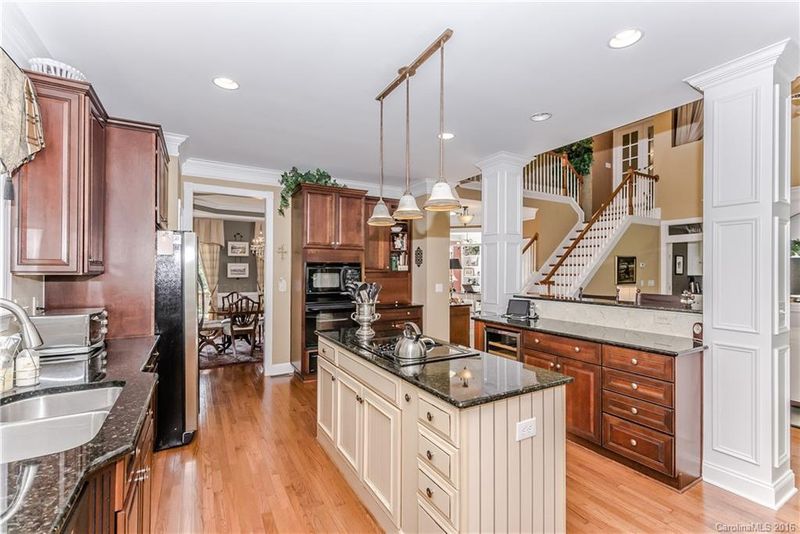 1860 Chestnut Hill Dr, Tega Cay, SC 29708