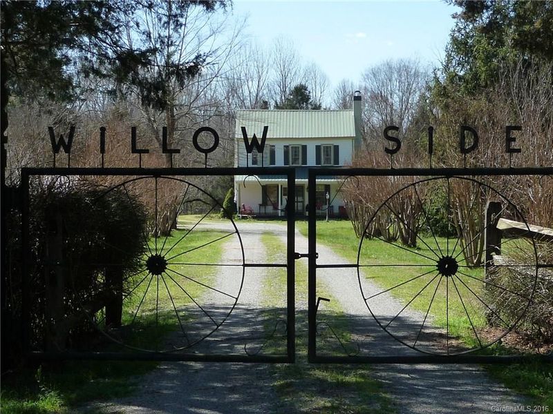 201 Willowside Dr, Mount Holly, NC 28120