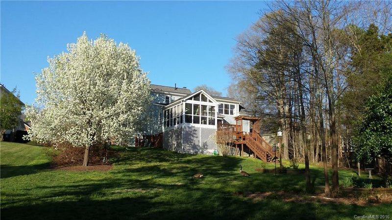313 Whitefriars Ln, Matthews, NC 28105