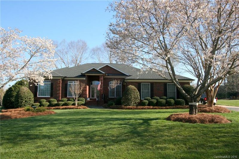 1040 Nickalaus Dr, Matthews, NC 28104