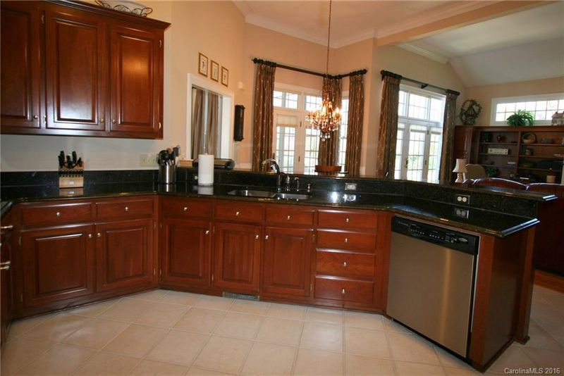1040 Nickalaus Dr, Matthews, NC 28104