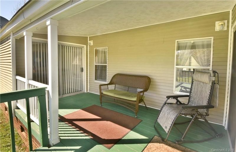 1142 Foxlaire Dr, Denver, NC 28037