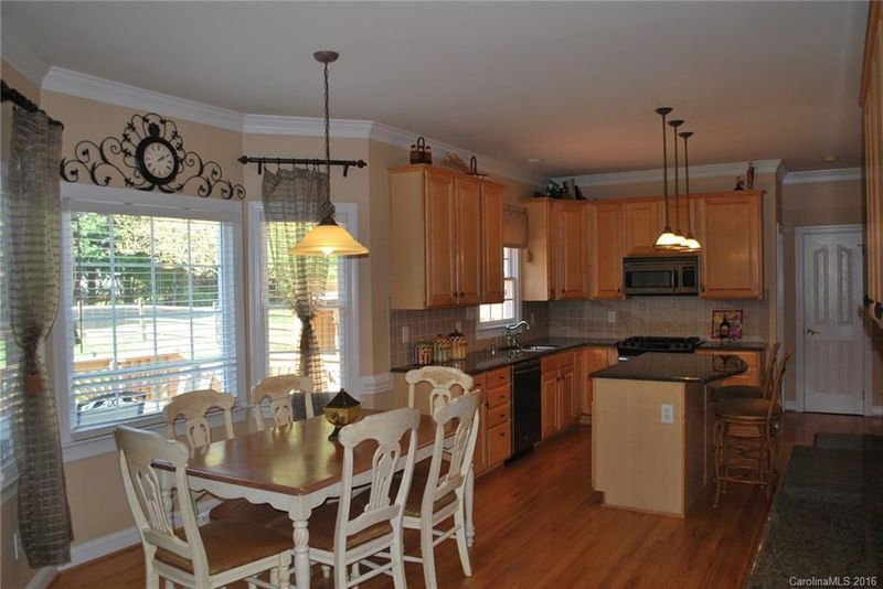 8906 Brackenhouse Ln, Waxhaw, NC 28173
