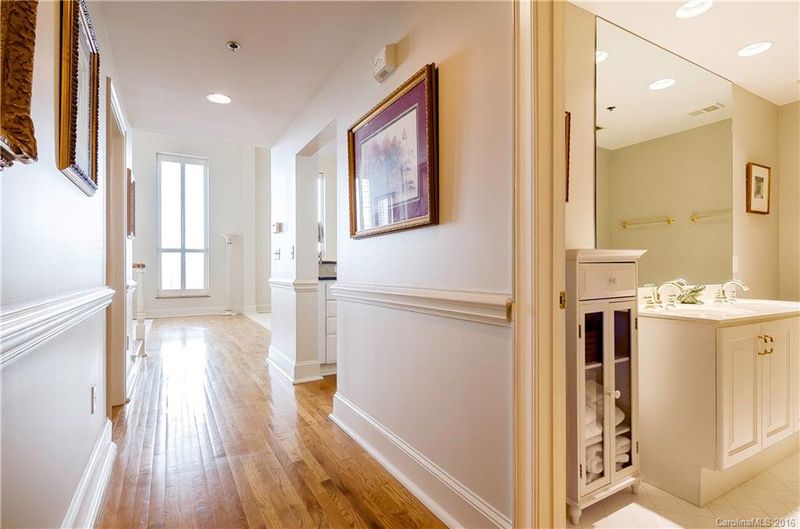 127 N Tryon St #613, Charlotte, NC 28202