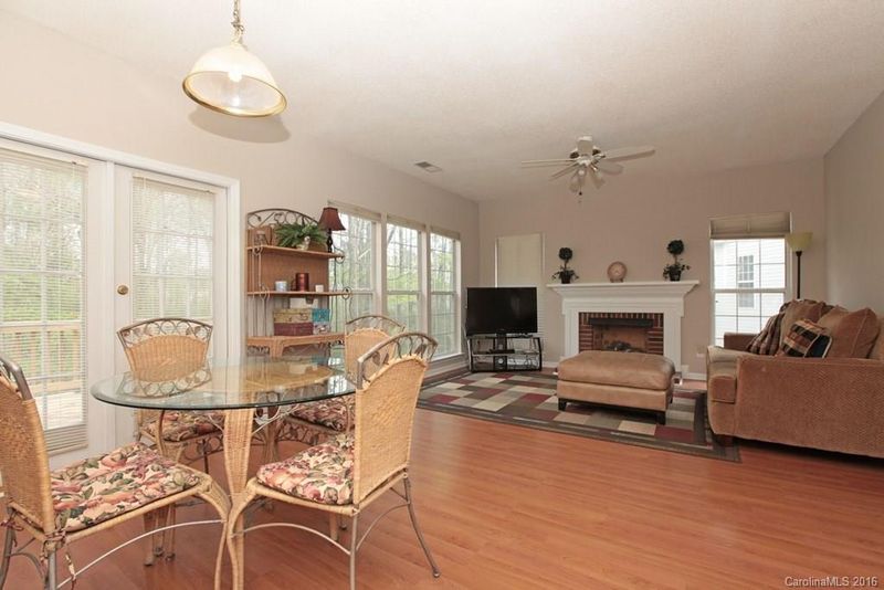 8735 Londonshire Dr, Charlotte, NC 28216