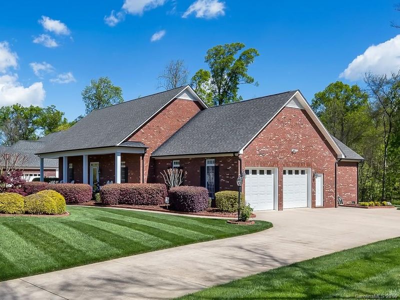8383 Locksley Dr, Harrisburg, NC 28075