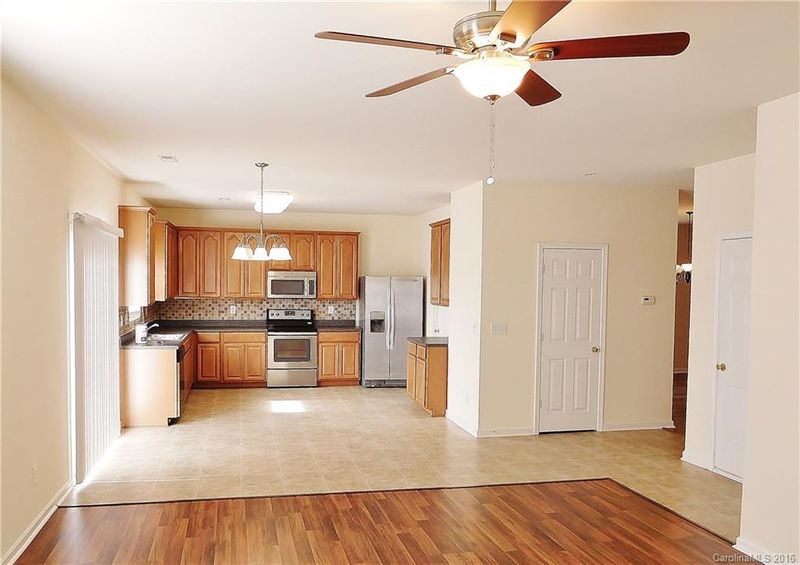 7439 Lamplighter Close Dr, Matthews, NC 28105