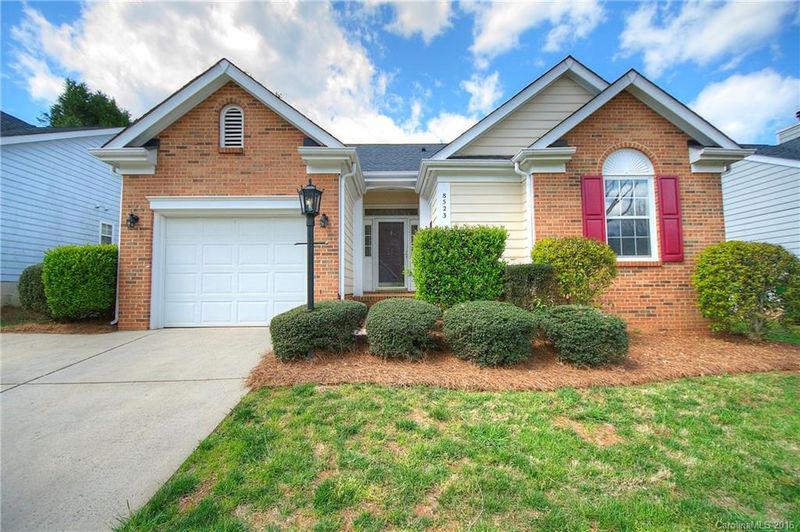 8523 Lockerbie Ln, Charlotte, NC 28215