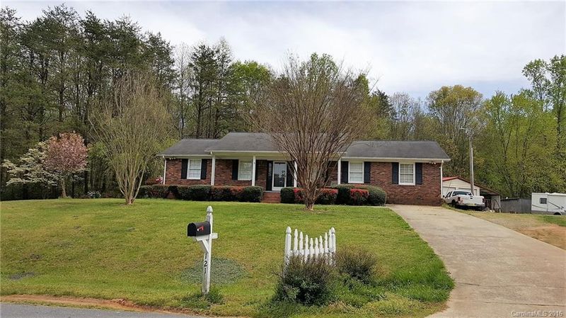 121 Winberry Ln, Statesville, NC 28677