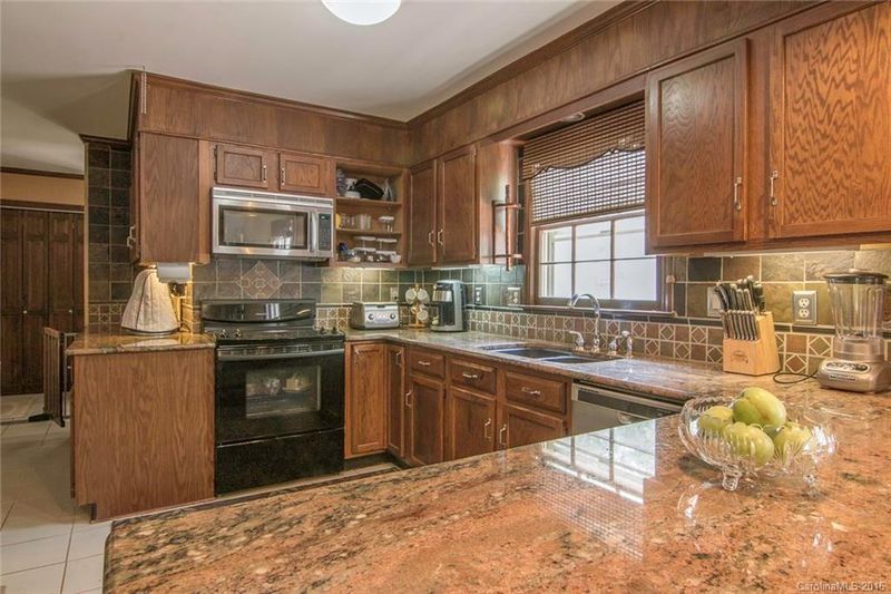 10200 Woodview Cir #6, Charlotte, NC 28277