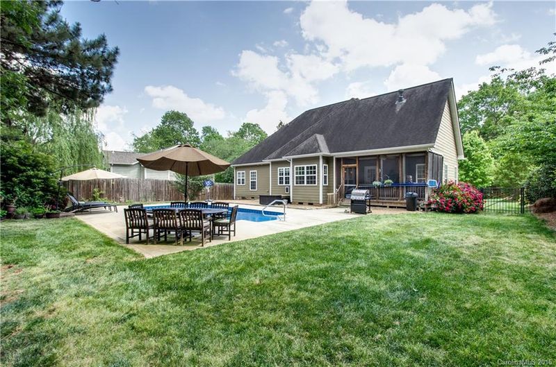 4045 Lake Shore Rd S, Denver, NC 28037