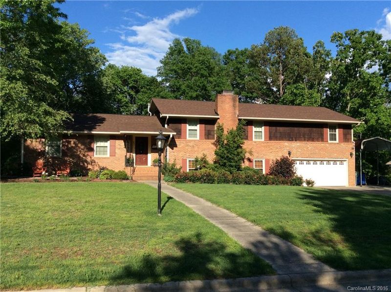 621 Foxwood Dr SE, Concord, NC 28025