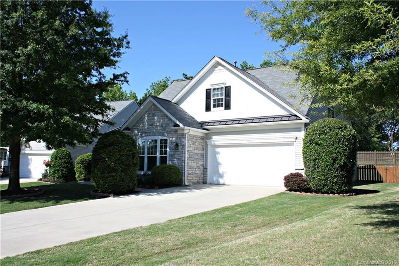 6925 Saranac Ln, Matthews, NC 28105