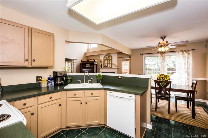 8813 Fieldcroft Dr, Charlotte, NC 28277