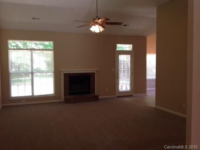 729 Oakbluff Cir, Charlotte, NC 28216