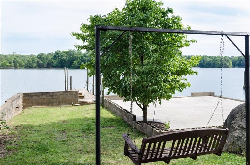 220 Riverside Dr, Mount Holly, NC 28120