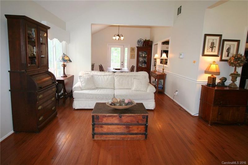 15701 Fairfield Dr, Matthews, NC 28104