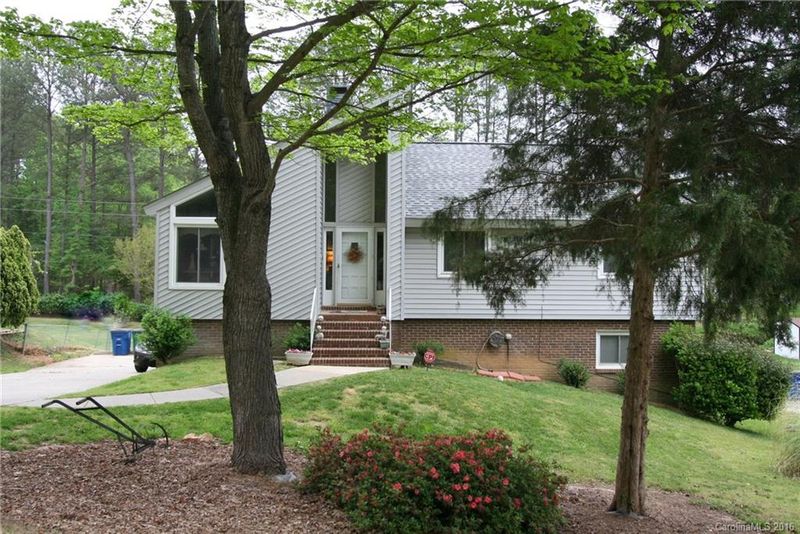 15701 Fairfield Dr, Matthews, NC 28104