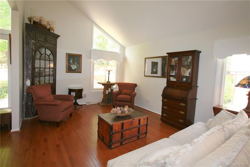 15701 Fairfield Dr, Matthews, NC 28104