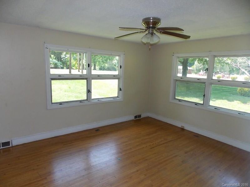3225 Sunset Rd, Charlotte, NC 28216